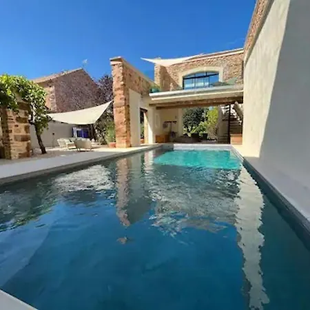 Family With Pool In Cruzy